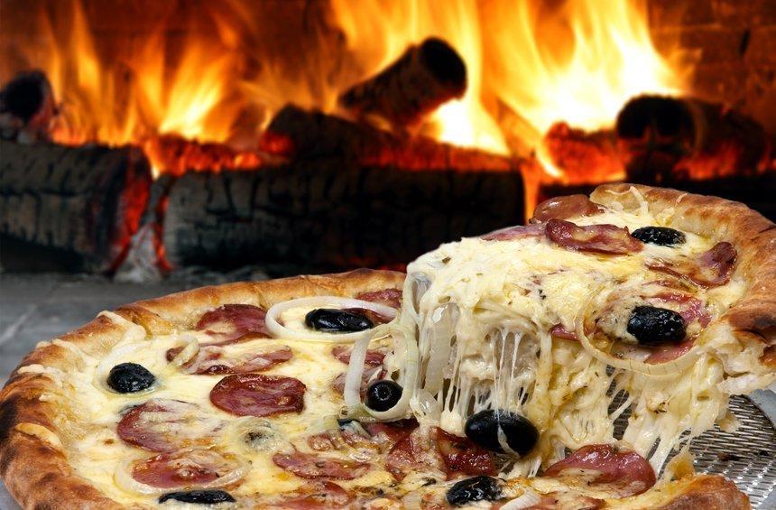 OPENING: Club σερβίρει λαχταριστή pizza από ξυλόφουρνο σε διατηρητέο της Λεμεσού