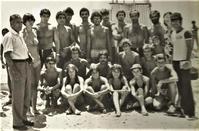 Τάξη ναυαγοσωστών του 1978. Στο κέντρο της φωτογραφίας καθισμένος ο Κώστας Γιάγκου.