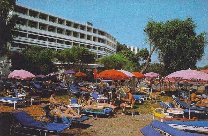 Το ξενοδοχείο στην πρώτη μεγάλη ακμή του, τη δεκαετία του 1970.