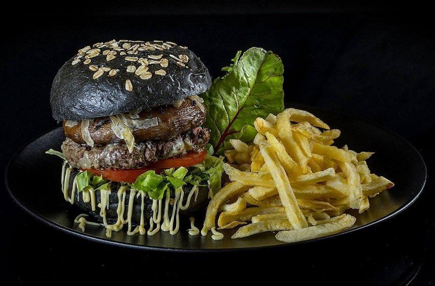 Στη Λεμεσό, το Black Angus burger έγινε πιο black από ποτέ (και όλοι το λιμπίζονται)!