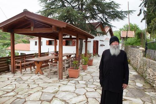 Η ιστορία του μικρού μοναστηριού που έστησε με τα χέρια του ο Δημήτρης από το Βουνί