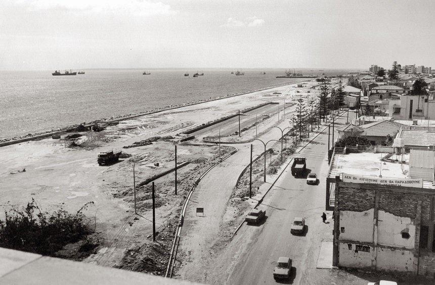 Παραλιακός δρόμος τη δεκαετία του 1970.