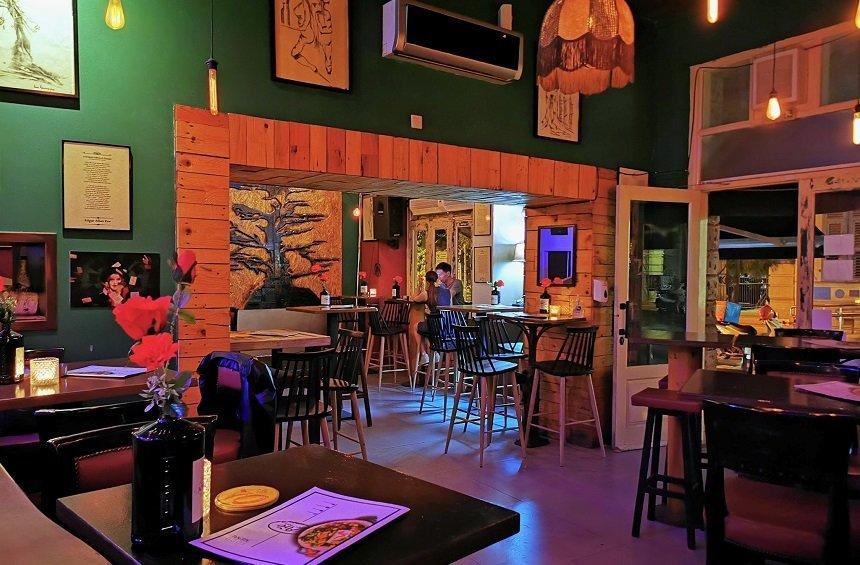 Poe Bar: Ένα ατμοσφαιρικό bar, που έγινε ένα σύγχρονο ορόσημο στην πόλη!