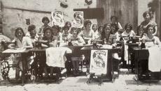 Σχολή ραπτικής για γυναίκες από την εταιρεία Singer στο Άρσος (Φωτογραφία: Ηλίας Ιωακείμ, «Άρσος: Υπό την σκέπη του Αποστόλου Φλίππου»)