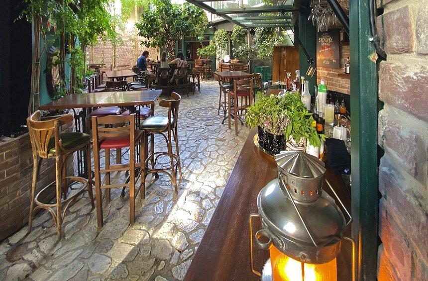 Sherlock's Home Bar: Μια αυλή παντός καιρού, για φαγητό και ποτό στο κέντρο της πόλης!