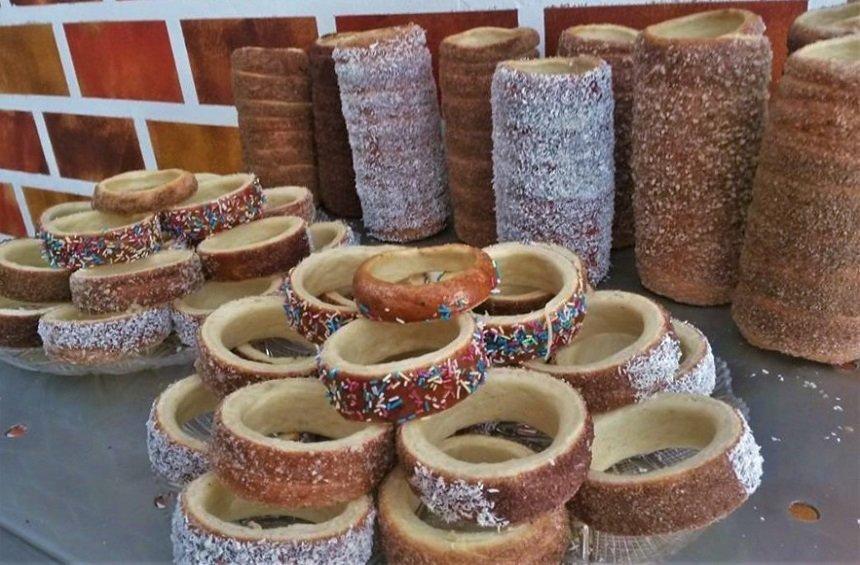 Chimney cakes: Τα αρωματικά κέικ - σωλήνας στη Λεμεσό, ψήνονται σε σούβλα!