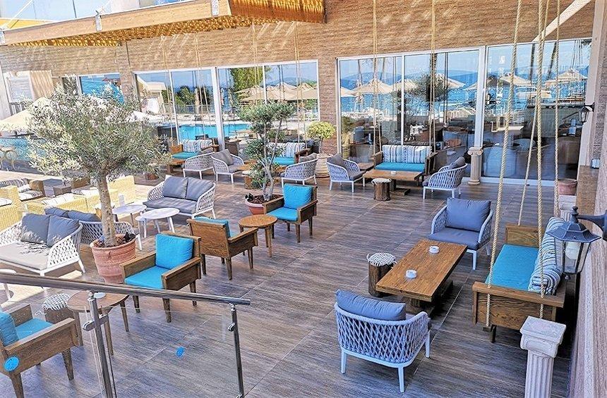 Trident Pool Bar: Ένα δροσερό καταφύγιο στη Λεμεσό, για χαλάρωση δίπλα στην πισίνα!