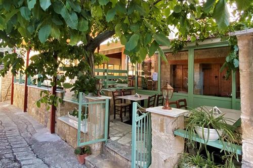 I Avli tou Themistokli: A tavern with a 100% family atmosphere and homemade food!
