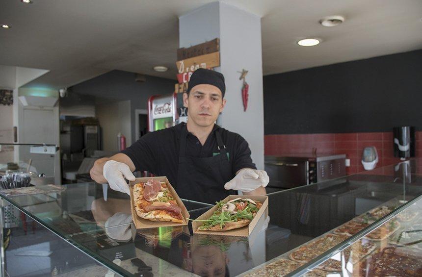 PHOTOS: This place in Limassol, makes and serves pizza per meter!