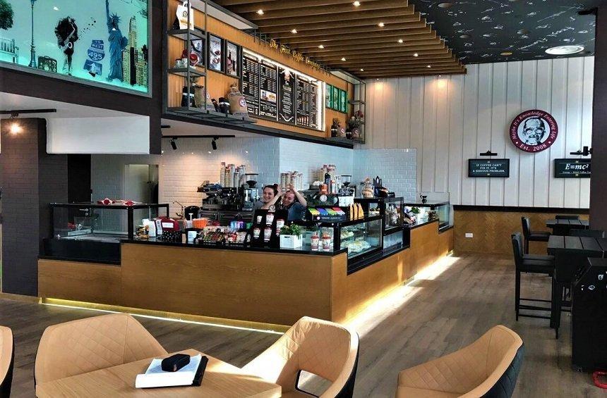 OPENING: Αυτό είναι το νέο, εντυπωσιακό café της Μακαρίου στη Λεμεσό!