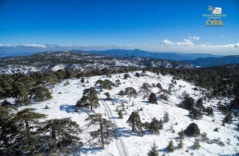 VIDEO:  Ένα drone μας λέει χιονισμένα κάλαντα από υψόμετρο 2000 μέτρων