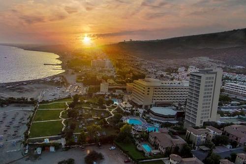 PHOTOS: Αυτός είναι ο πύργος του St Raphael Resort!