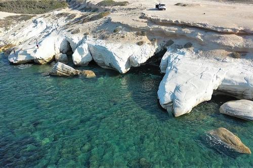 Θαλασσινές σπηλιές στον Άγιο Γεώργιο Αλαμάνου