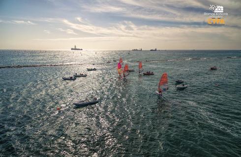 Γέμισε η θάλασσα πανιά κι η πόλη με σημαίες, από 103 αθλητές (φωτογραφίες)