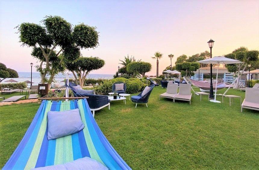 PHOTOS: Ένας λατρεμένος καλοκαιρινός χώρος, με beach bar και εστιατόριο!