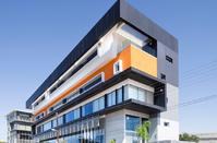 Τι είναι το εντυπωσιακό κτίριο με τις πορτοκαλί «ανταύγειες» στον αυτοκινητόδρομο της Λεμεσού;