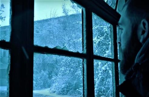 VIDEO: Ο τύπος που λέει τα κάλαντα στα «φαντάσματα» του Βερεγγάρια μέσα στο χιόνι!