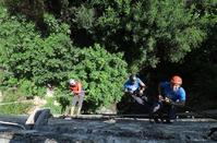 PHOTOS: Στη Λεμεσό σκαρφαλώνουν με σχοινιά για να δουν το μοναδικό διπλογέφυρο της Κύπρου!