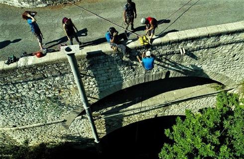 PHOTOS: Στη Λεμεσό σκαρφαλώνουν με σχοινιά για να δουν το μοναδικό διπλογέφυρο της Κύπρου!