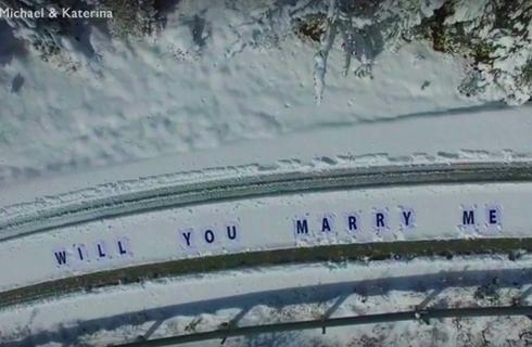 VIDEO: Σκαρφάλωσε στο χιονισμένο Τρόοδος για να κάνει πρόταση γάμου στην καλή του