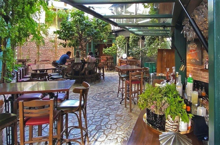 Sherlock's Home Bar: Μια αυλή παντός καιρού, για φαγητό και ποτό στο κέντρο της πόλης!