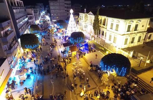 Πρωτοχρονιά στην πλατεία: Πυροτεχνήματα, δωρεάν κρασί και… Σερσέ λα φαμ