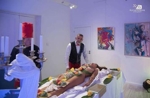 Sushi σε γυμνό σώμα, σε μια αλλιώτικη έκθεση για 18+ στη Λεμεσό
