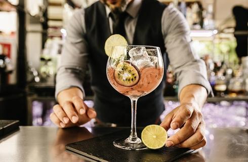 VIDEO: Αυτό το νέο lounge bar στη Μαρίνα Λεμεσού θα μας φιλοξενεί για cocktails και ηλιοβασιλέματα