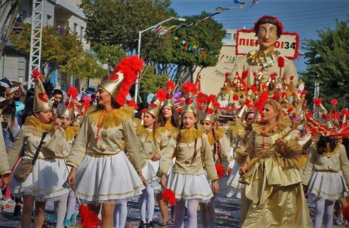 Οι 100 ομάδες της Μεγάλη Καρναβαλίστικη Παρέλασης στη σειρά!