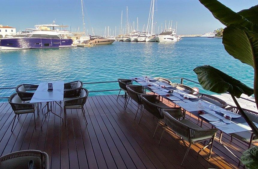 Marina Breeze: Το lounge bar, όπου νιώθεις ότι ταξιδεύεις με σκάφος!