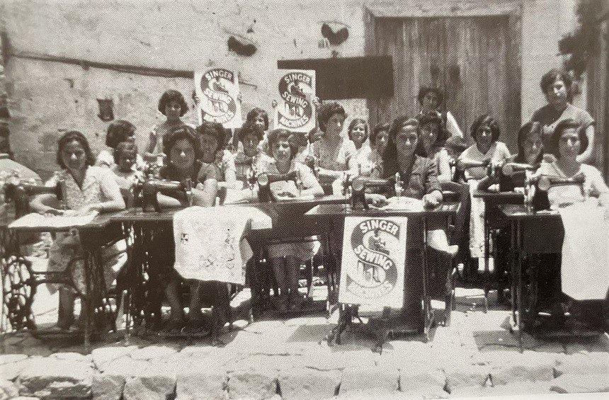 Σχολή ραπτικής για γυναίκες από την εταιρεία Singer στο Άρσος (Φωτογραφία: Ηλίας Ιωακείμ, «Άρσος: Υπό την σκέπη του Αποστόλου Φλίππου»)