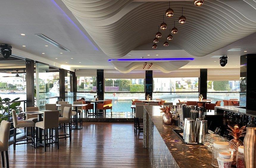 Marina Breeze: Το lounge bar, όπου νιώθεις ότι ταξιδεύεις με σκάφος!