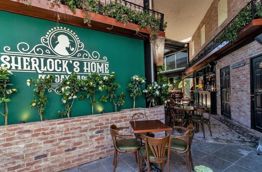 Sherlock's Home Bar: Μια αυλή παντός καιρού, για φαγητό και ποτό στο κέντρο της πόλης!