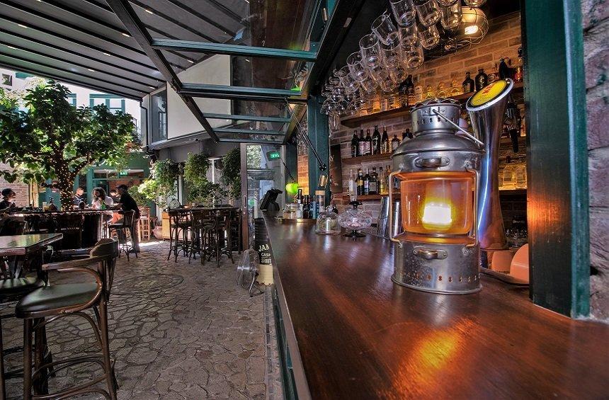 Sherlock's Home Bar: Μια αυλή παντός καιρού, για φαγητό και ποτό στο κέντρο της πόλης!