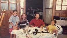 Η οικογένεια του Νίκου και της Μαρίας, με τη Μελίνα και τον Γιώργο σε μικρή ηλικία, στο τραπέζι της πρώτης ταβέρνας στο Πισσούρι.
