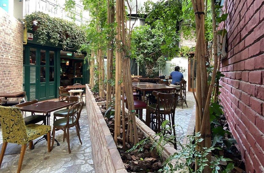 Sherlock's Home Bar: Μια αυλή παντός καιρού, για φαγητό και ποτό στο κέντρο της πόλης!