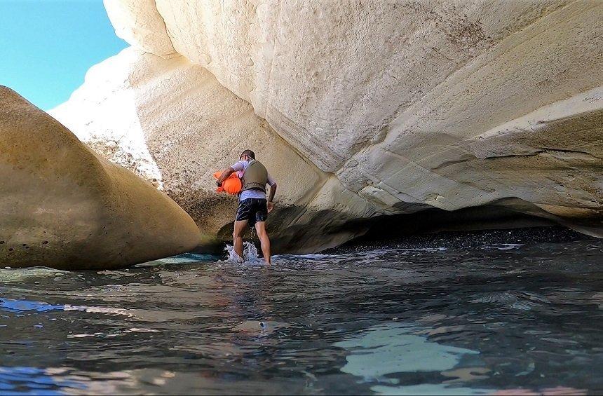 Θαλασσινές σπηλιές στον Άγιο Γεώργιο Αλαμάνου