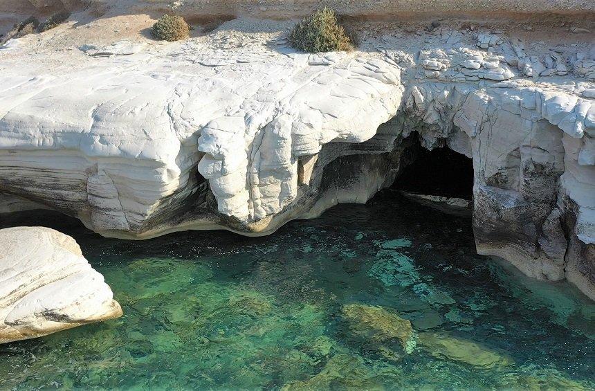 Θαλασσινές σπηλιές στον Άγιο Γεώργιο Αλαμάνου