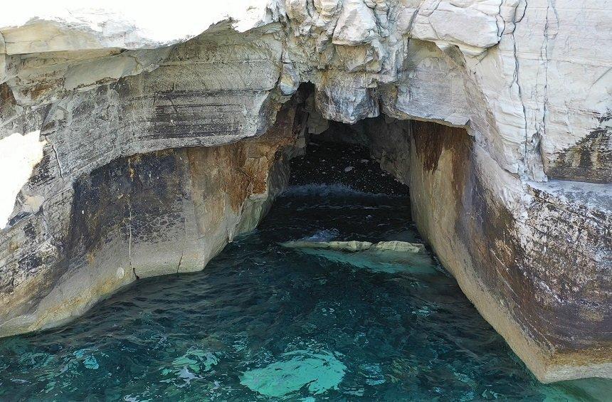 Θαλασσινές σπηλιές στον Άγιο Γεώργιο Αλαμάνου