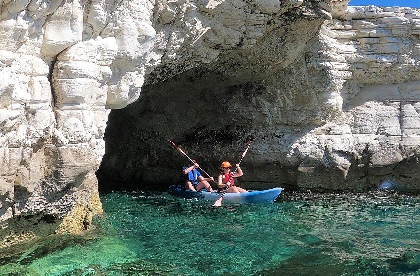 Θαλασσινές σπηλιές στον Άγιο Γεώργιο Αλαμάνου