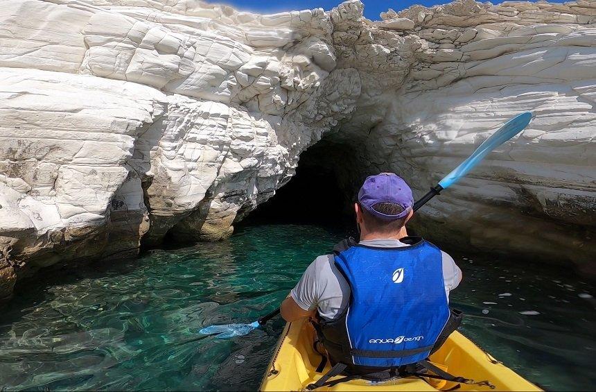 Θαλασσινές σπηλιές στον Άγιο Γεώργιο Αλαμάνου