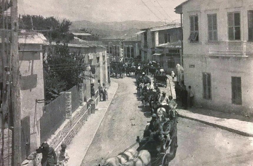 Πομπή με άμαξες, μπροστά από το σπίτι του δημάρχου Χριστόδουλου Καρύδη επί της οδού Μακεδονίας (φωτογραφία Τάσου Ανδρέου).
