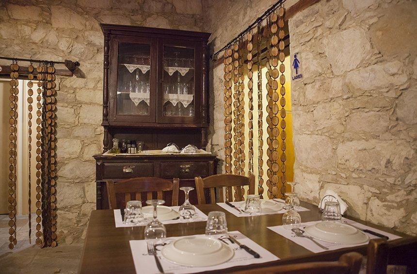 Ταβέρνα «Αρετή»: Το σπίτι στο χωριό που έγινε ταβέρνα και μοσχοβολάει σαν την κουζίνα της γιαγιάς!