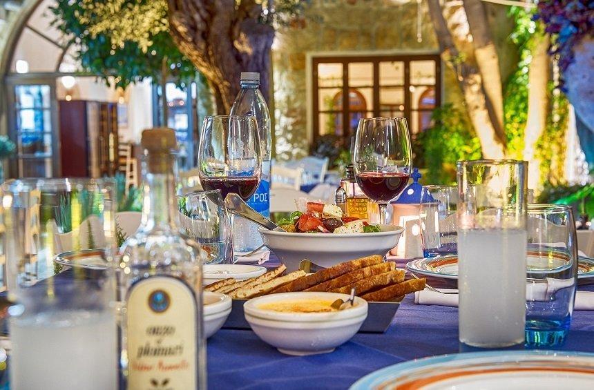 Αυλή του Βασιλέα: Ελληνική κουζίνα σε ένα ειδυλλιακό σκηνικό στο κέντρο της Λεμεσού!