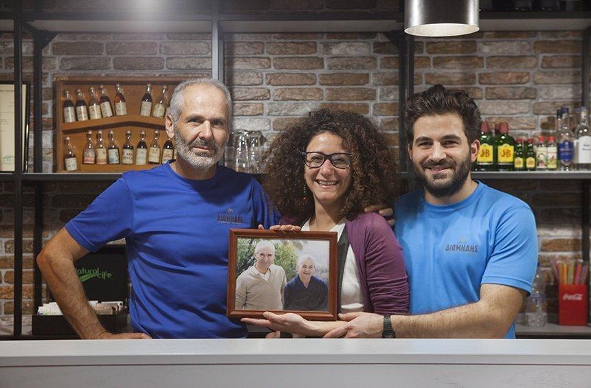 Ο Παύλος με τα ανήψια του, Παντελίτσα και Διομήδη, τα οποία συνεχίζουν την παράδοση.