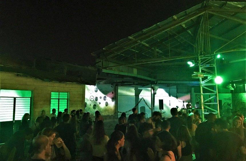 PHOTOS: Το πάρτι που μεταμόρφωσε ένα γκαράζ στο ιστορικό κέντρο της Λεμεσού!