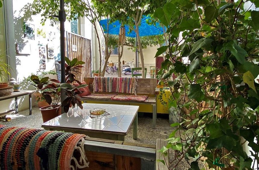 Le Chat Coffee House: Ένα καφενεδάκι με υπέροχη αυλή, σε έναν ήσυχο πεζόδρομο της Λεμεσού!