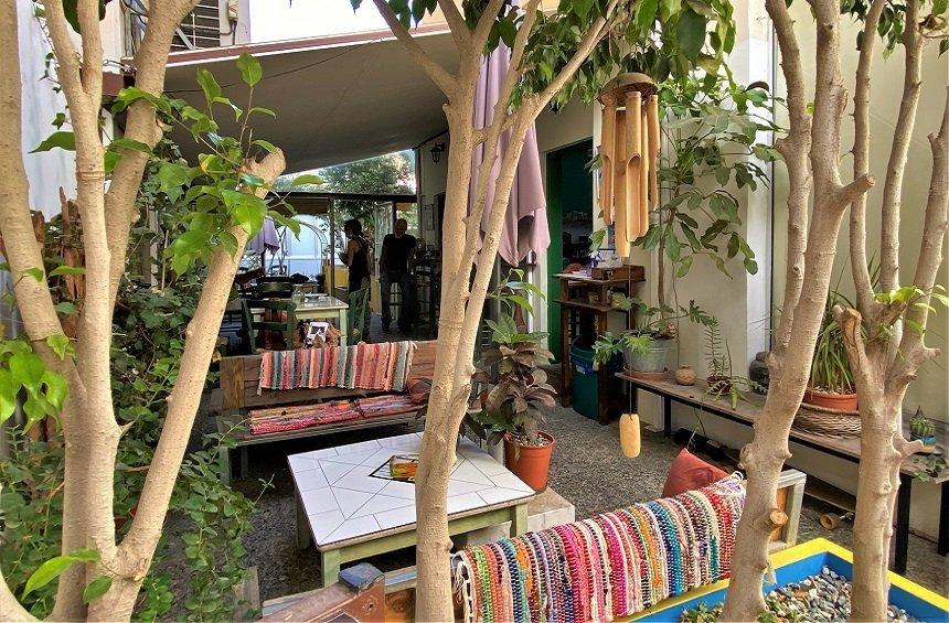 Le Chat Coffee House: Ένα καφενεδάκι με υπέροχη αυλή, σε έναν ήσυχο πεζόδρομο της Λεμεσού!