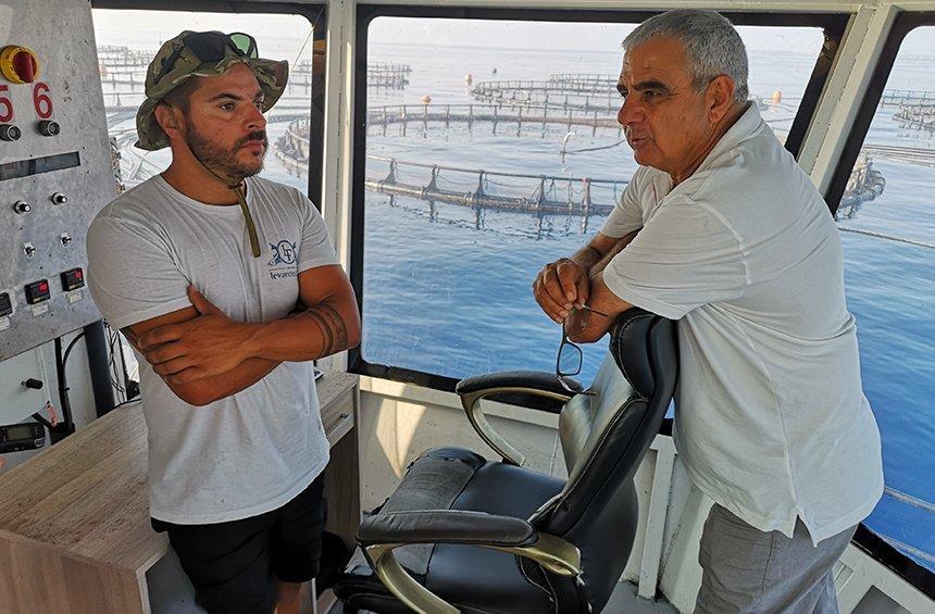 Ο Δημήτρης είναι ένας από τους βιολόγους που εποπτεύουν την τροφοδοσία των ψαριών και ήρθε στη Λεμεσό από την Ελλάδα.