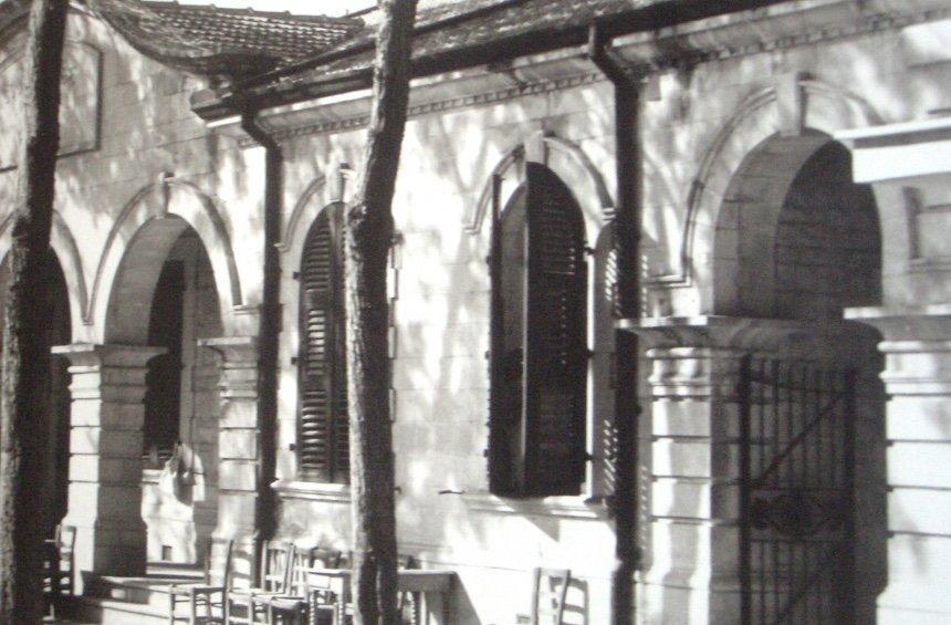 Το ιστορικό κτίριο σημείο αναφοράς στην Πλατεία Δικαστηρίων που συνεχίζει να διατηρεί τη ζωντάνια της πόλης 